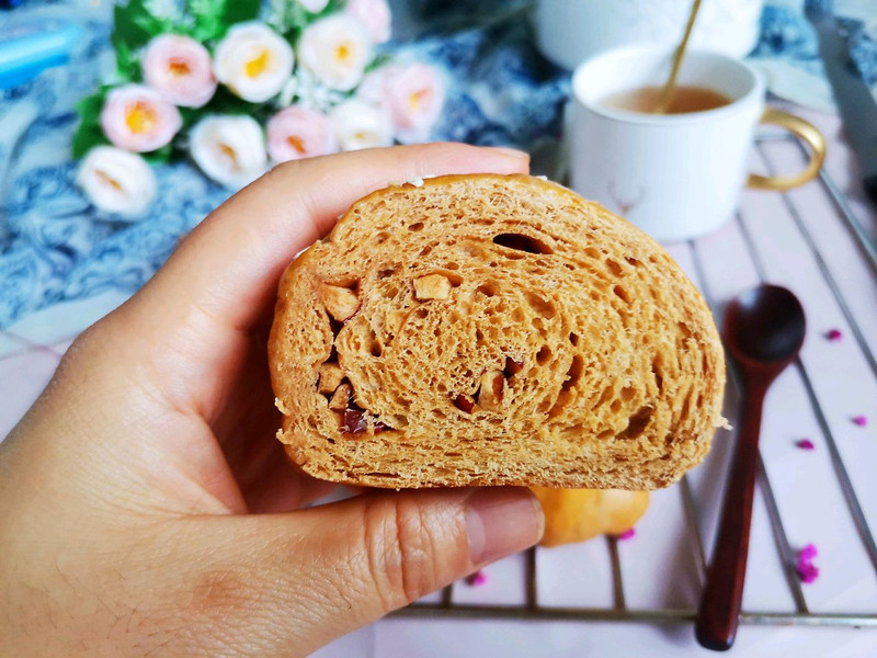 Brown Sugar and Dates Bread Roll