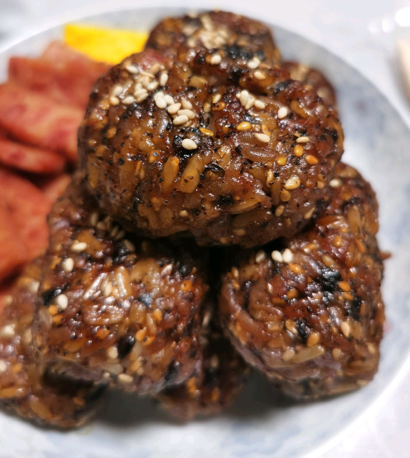 Grilled Rice Balls with Black Pepper Sauce