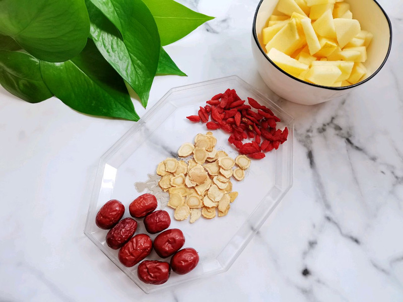 American ginseng and apple soup