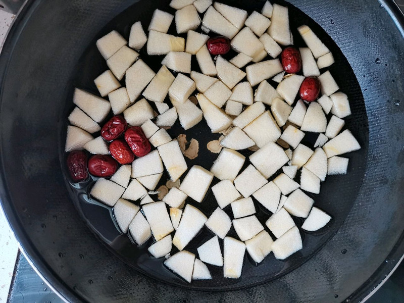 American ginseng and apple soup