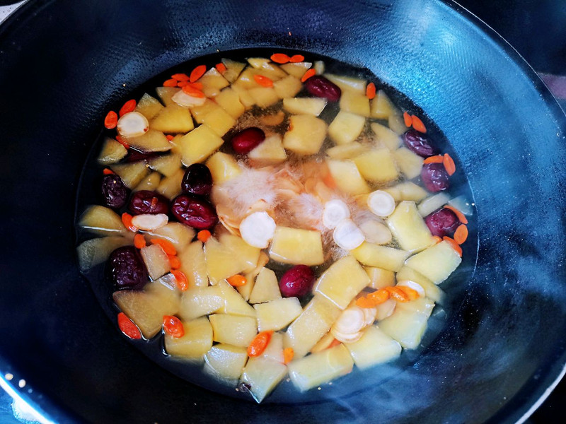 American ginseng and apple soup