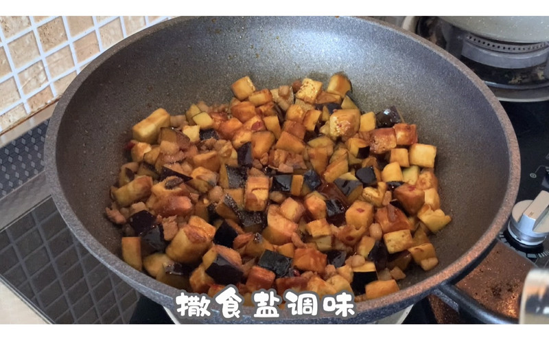 Spaghetti with diced eggplant