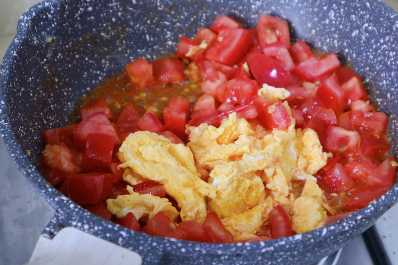 Scrambled Eggs with Tomato and Green Pepper