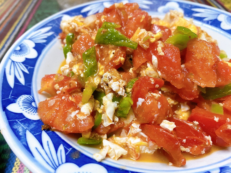 Scrambled Eggs with Tomato and Green Pepper
